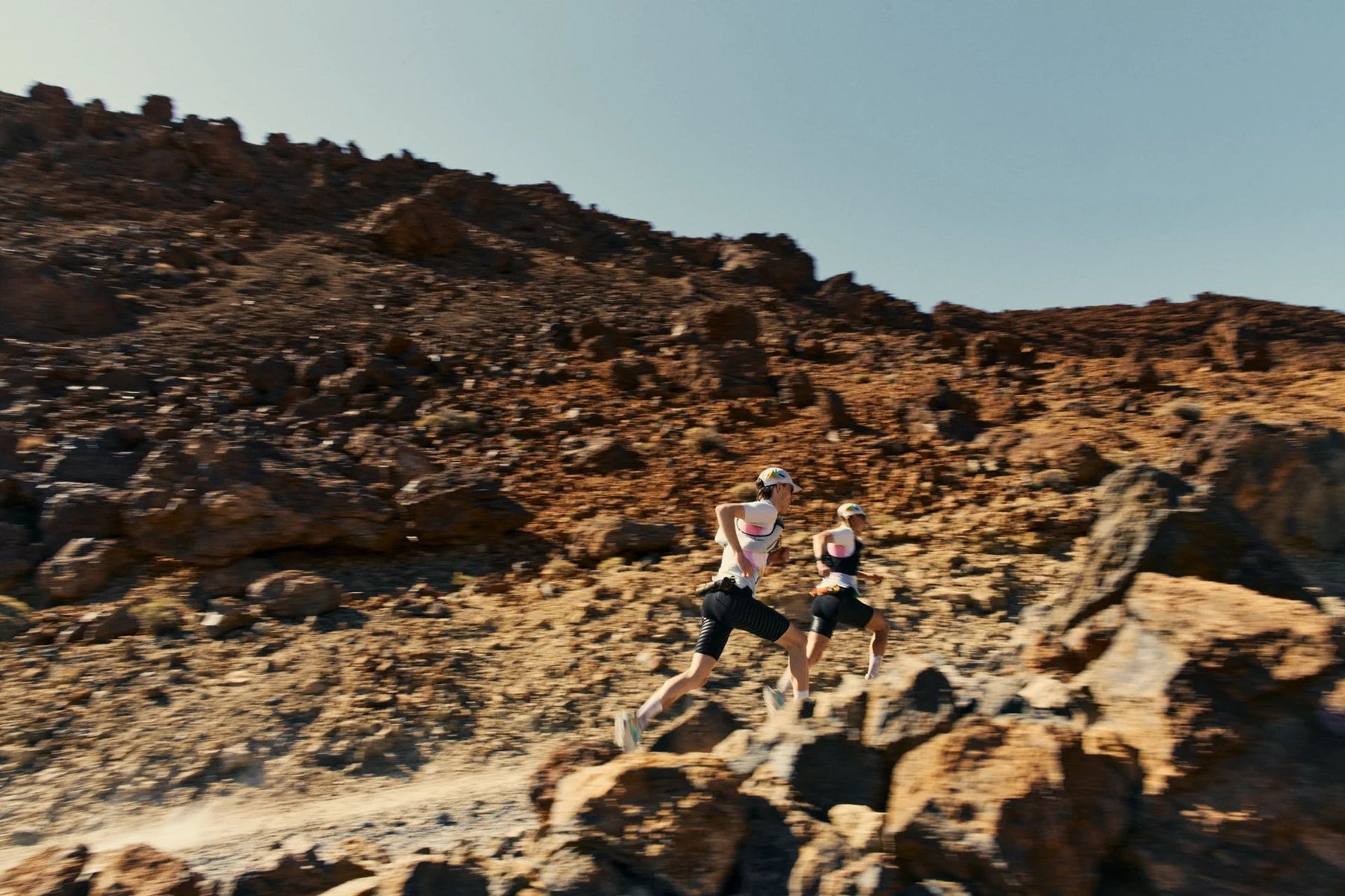 M SOAR x Altra Trail Race Top Rainbox | Grey